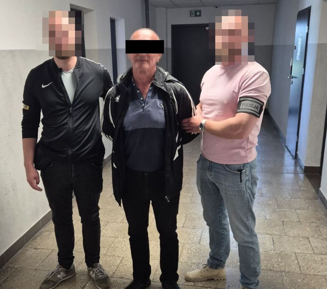 Włamywacz starej daty otworzył mieszkanie wytrychem, ale zaskoczyła go kamera. Ucieczka nie wystarczyła