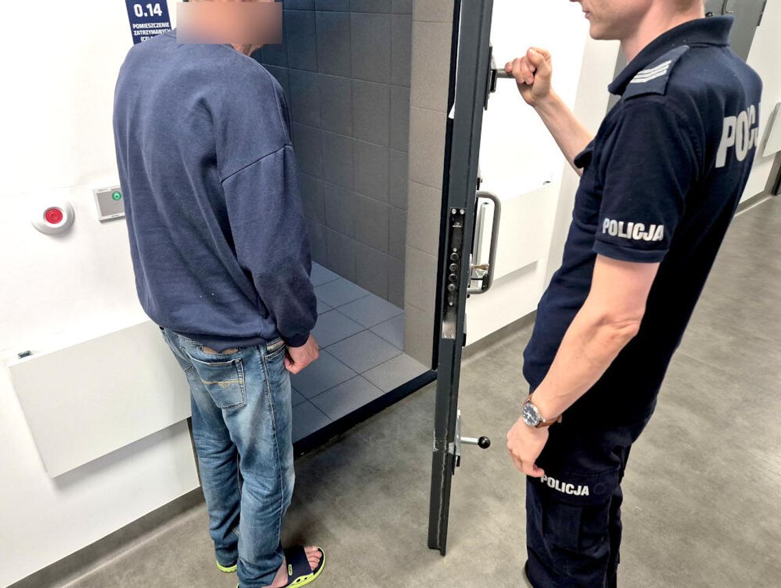 Włamywacz uciekał przez okno i złamał obie nogi. Wpadł razem z poszukiwanym wspólnikiem
