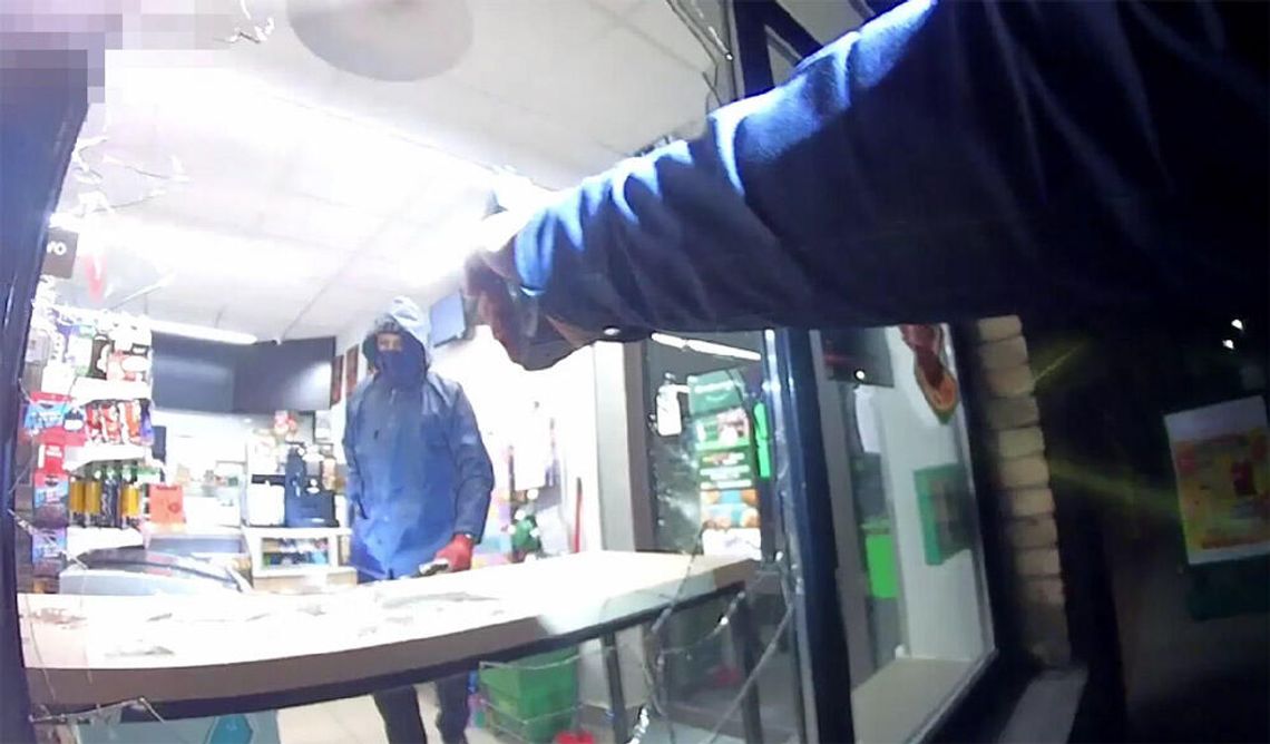 Włamywacz złapany na gorącym uczynku. Trzymał w ręku młotek