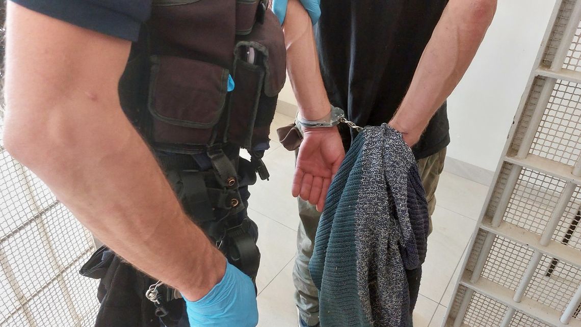 Włamywacz złapany na gorącym uczynku. Wyciągnął rewolwer i groził nim świadkowi przestępstwa