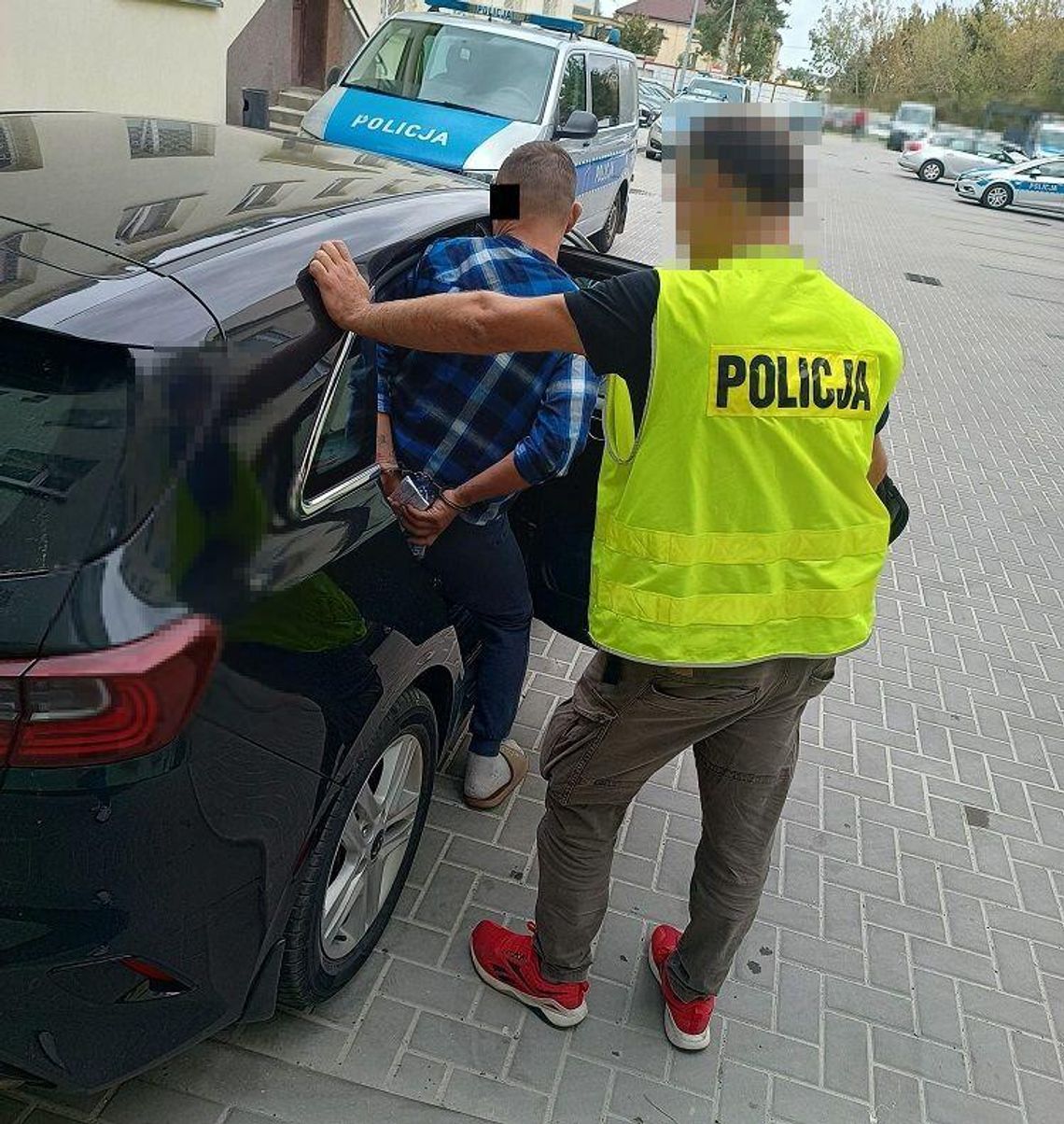 Włamywacz złapany na gorącym uczynku zabarykadował się barakowozie i groził, że popełni samobójstwo