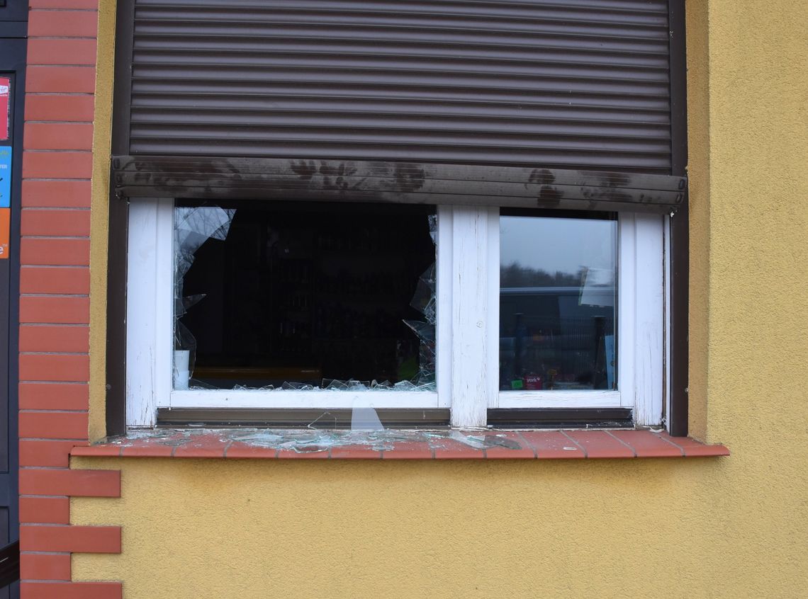 Włamywacze mieli łom, rajstopy i rękawiczki. Obrobili sklep, a potem upili się do nieprzytomności Włamywacze mieli łom, rajstopy i rękawiczki. Obrobili sklep, a potem upili się do nieprzytomności