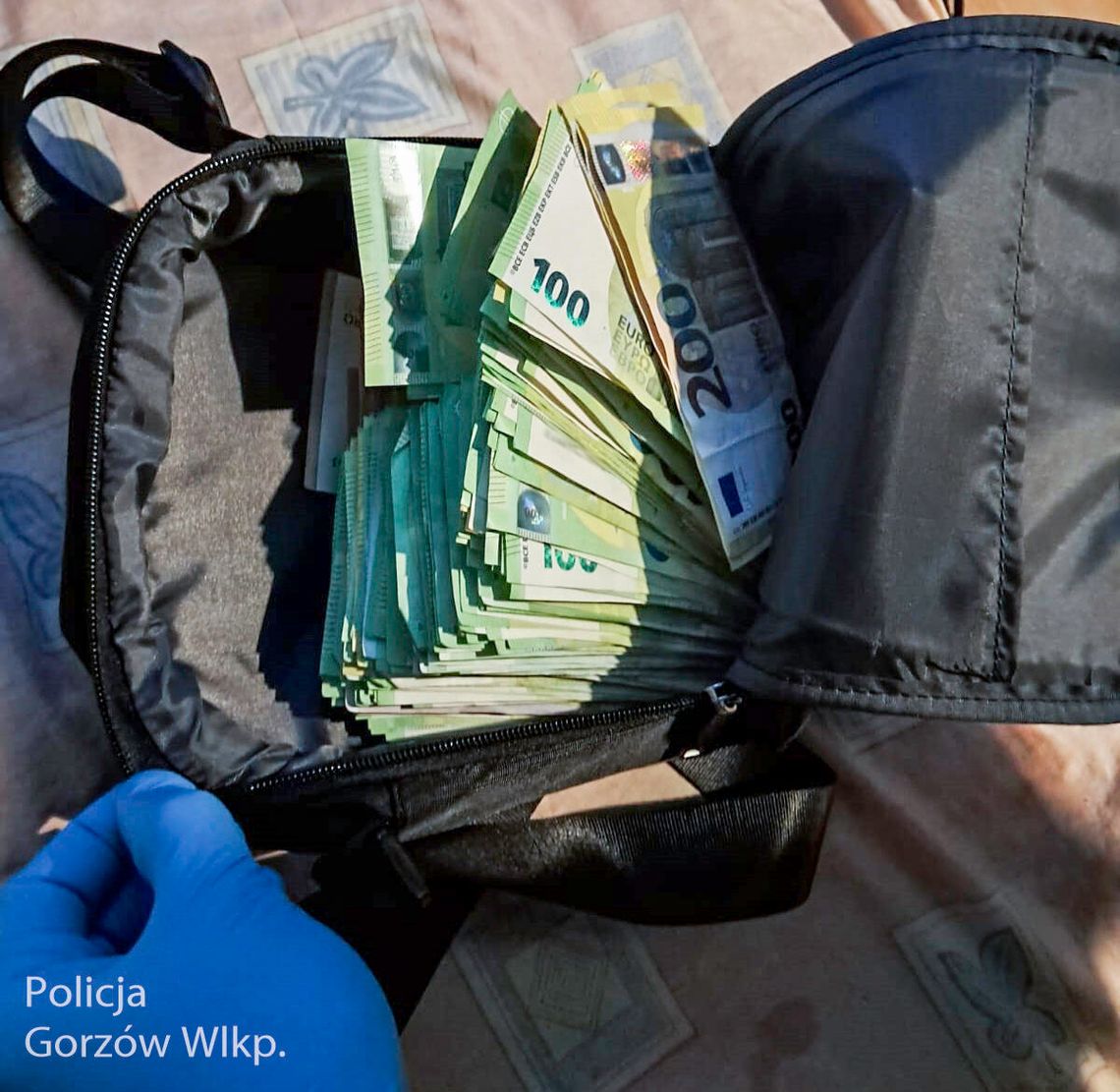 Włamywacz wszedł do mieszkania i zabrał sejf pełen gotówki i kosztowności. Wartość łupów ponad ćwierć miliona