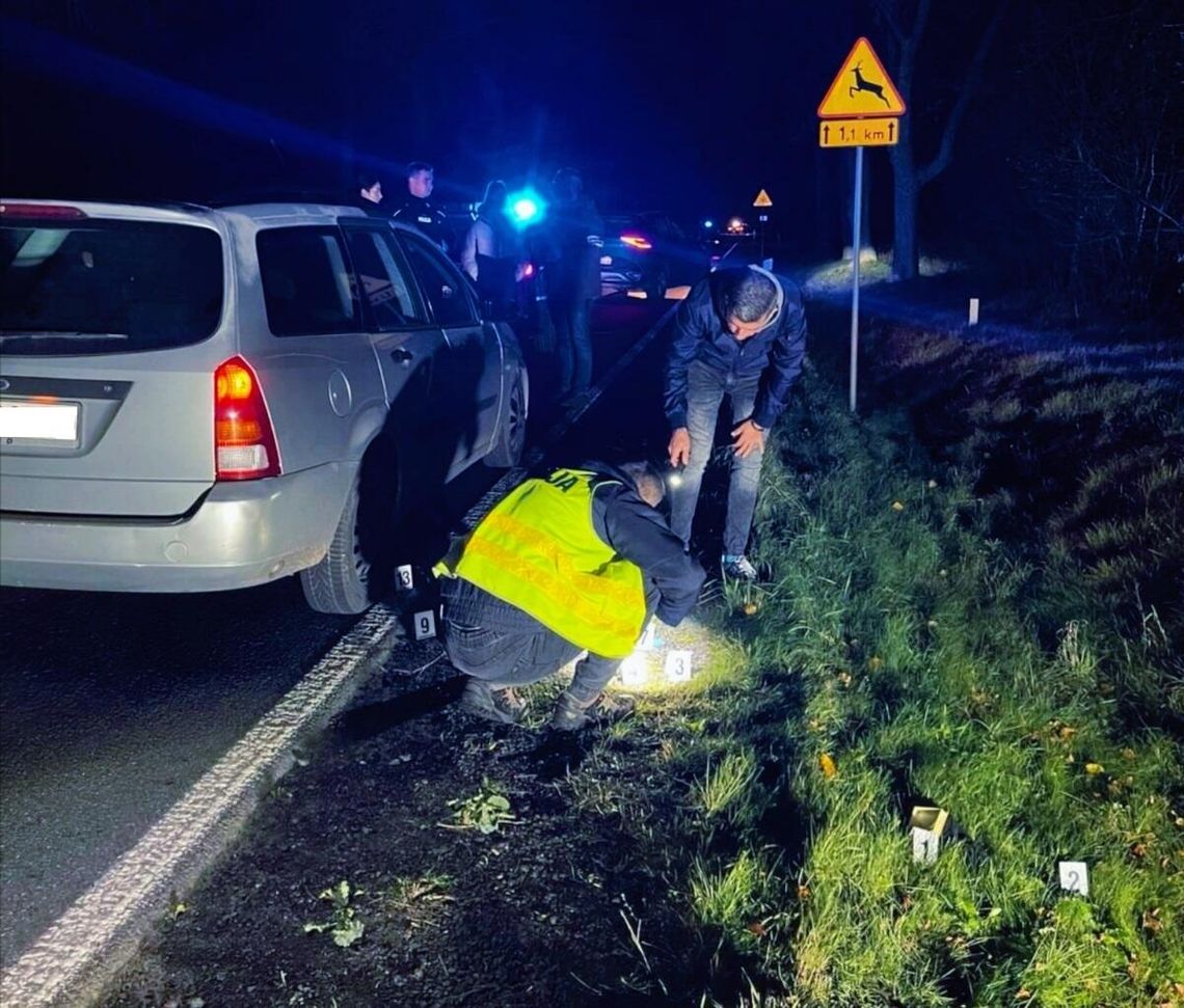 Włamywacze zatrzymani kilka godzin po skoku. Podczas ucieczki wyrzucali z auta skradzione przedmioty Włamywacze zatrzymani kilka godzin po skoku. Podczas ucieczki wyrzucali z auta skradzione przedmioty