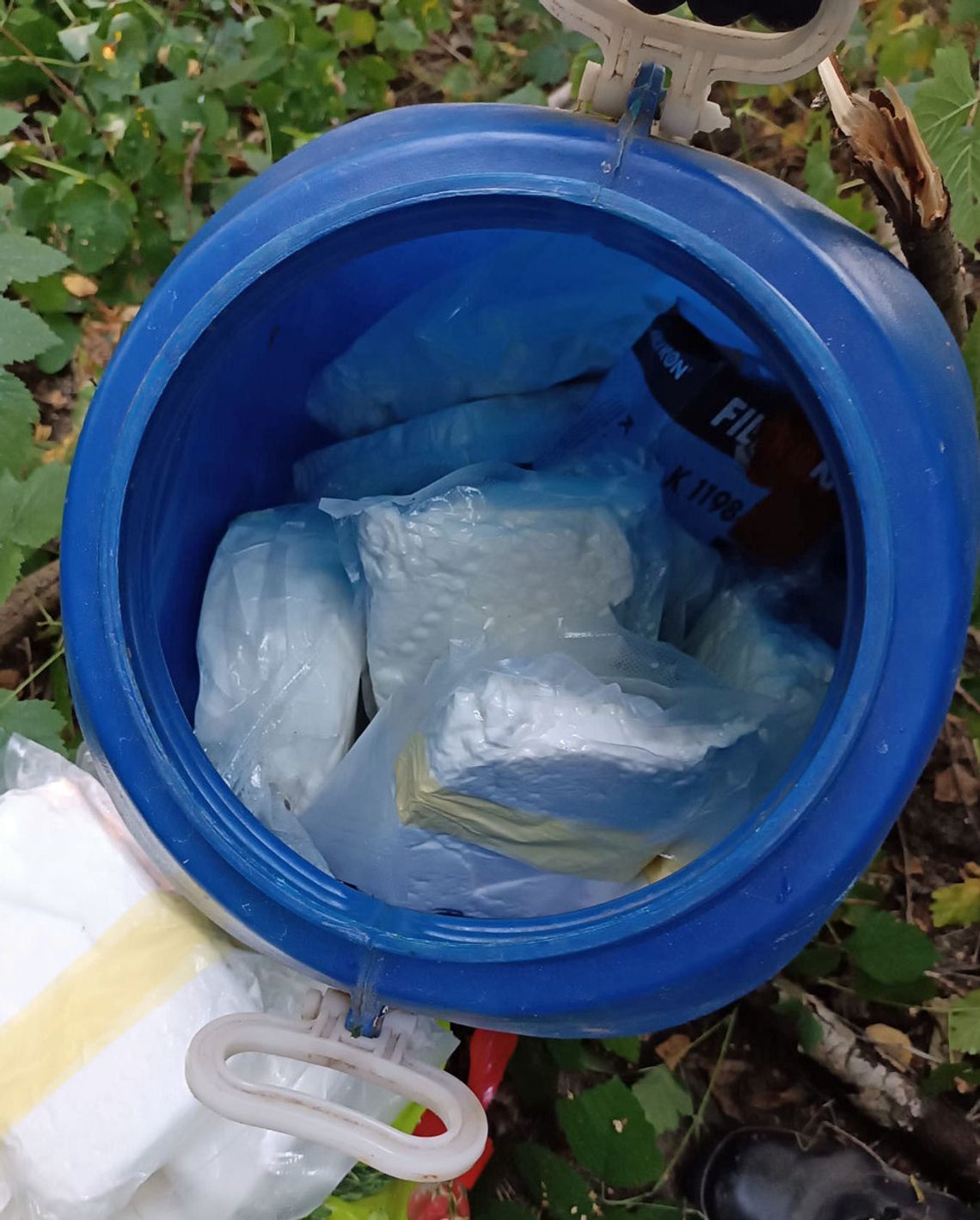 Właściciel działki dokonał szokującego odkrycia. Na jego posesji urządzono magazyn narkotyków