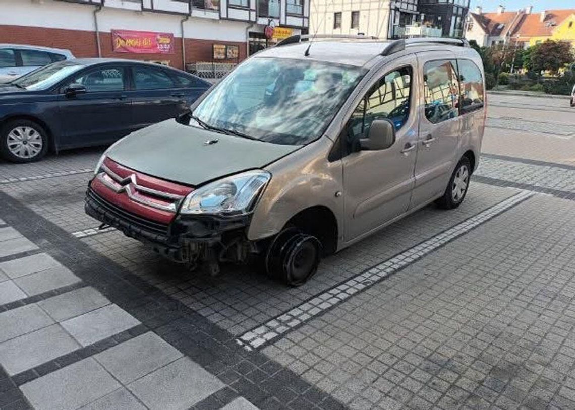 Właściciel odnalazł skradzione auto. W środku trzech mężczyzn właśnie jadło śniadanie Właściciel odnalazł skradzione auto. W środku trzech mężczyzn właśnie jadło śniadanie