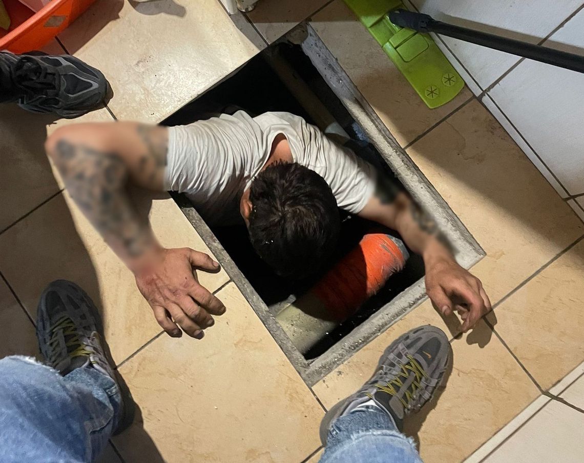 Właz ukryty pod meblami w łazience. Poszukiwany 43-latek schował się przed policją w studzience Właz ukryty pod meblami w łazience. Poszukiwany 43-latek schował się przed policją w studzience
