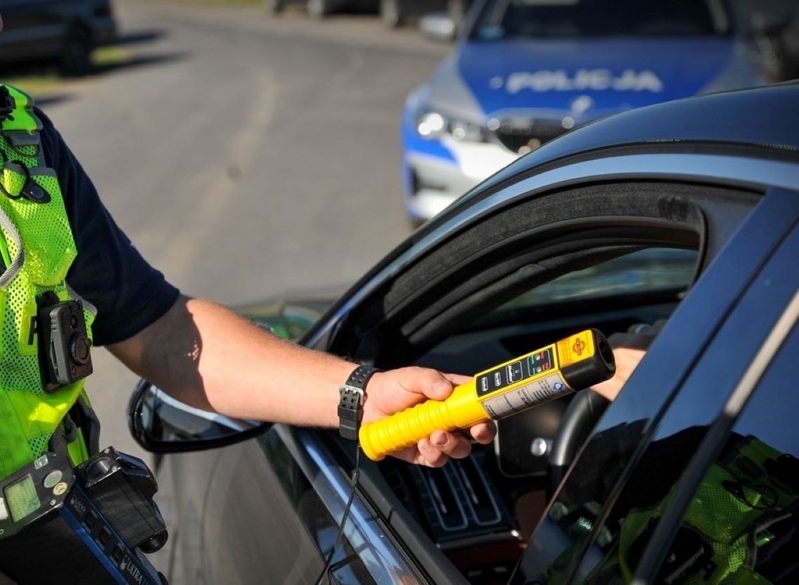 Wmawiał policjantkom, że wypił jedno piwo do śniadania. Wydmuchał prawie trzy promile