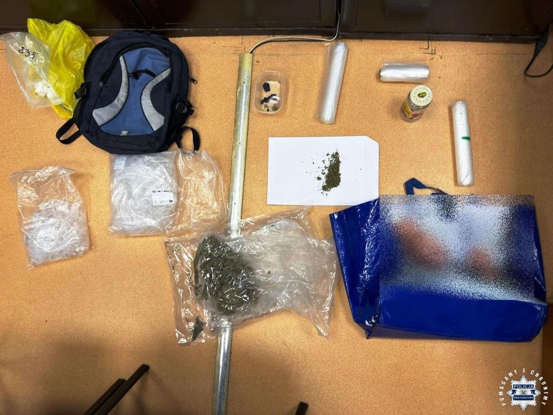 Wpadka młodego dilera. Uciekając przed policją próbował pozbyć się plecaka z narkotykami