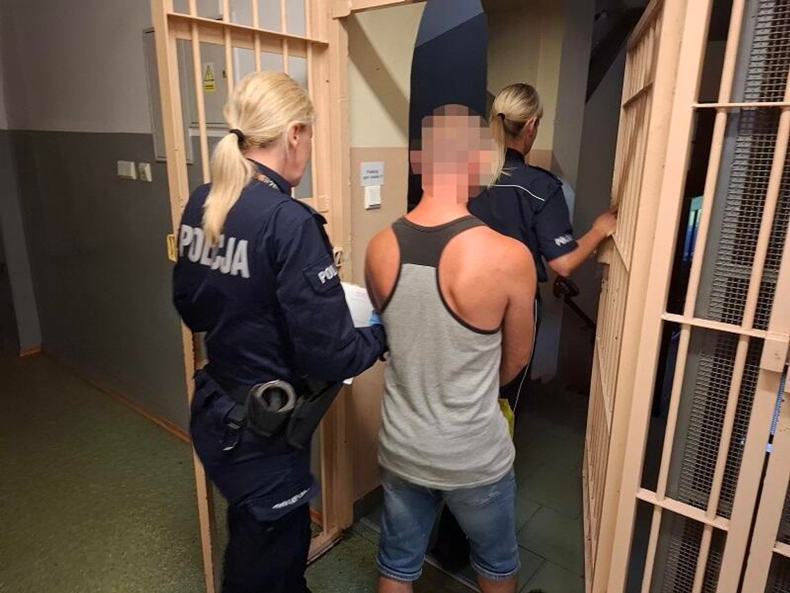 Wpadł, bo oddawał mocz na ścianę. Policjanci odstawili go do więzienia