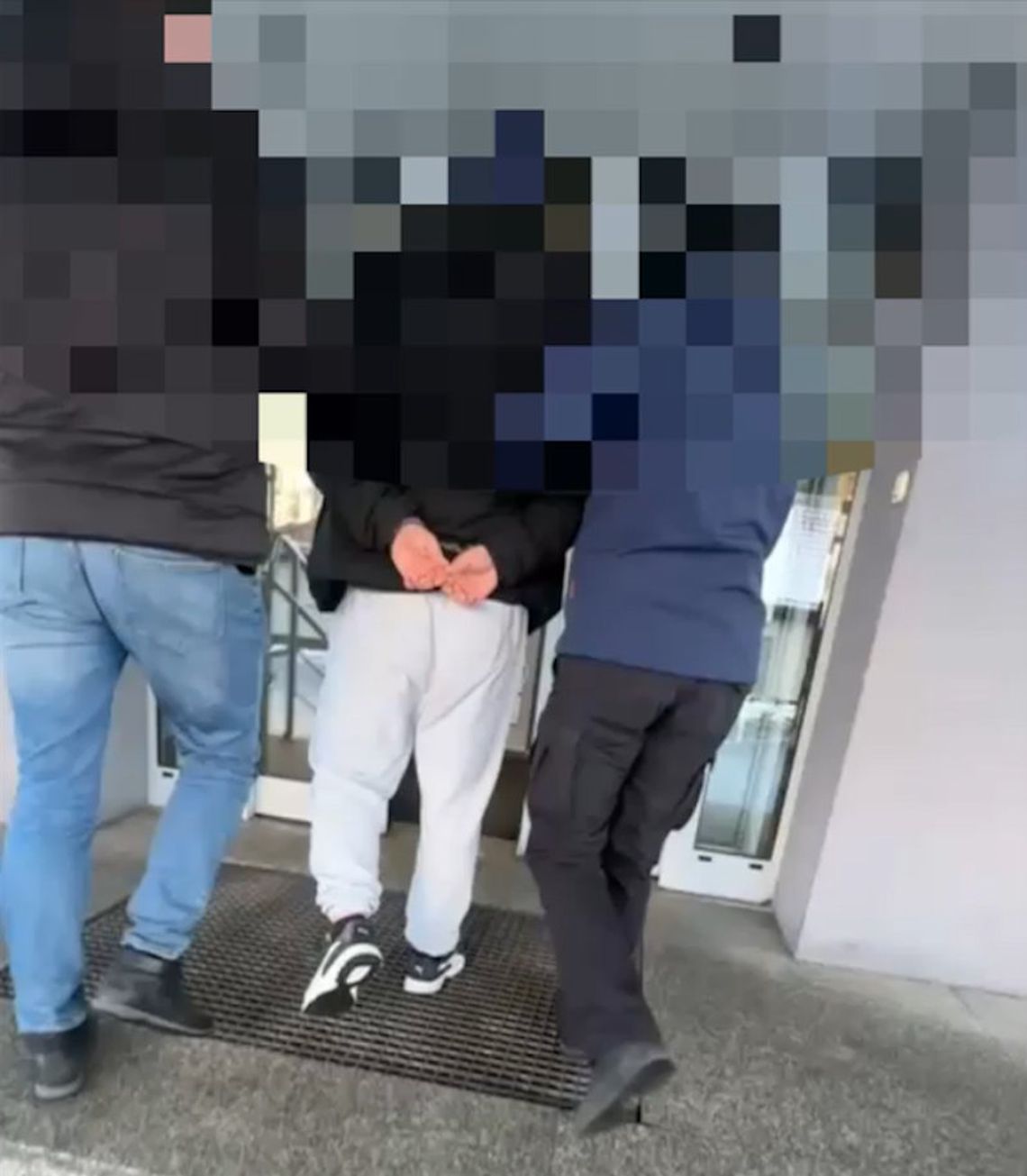 Wpadł, bo zatęsknił za partnerką. „Łowcy głów” dopadli poszukiwanego pseudokibica