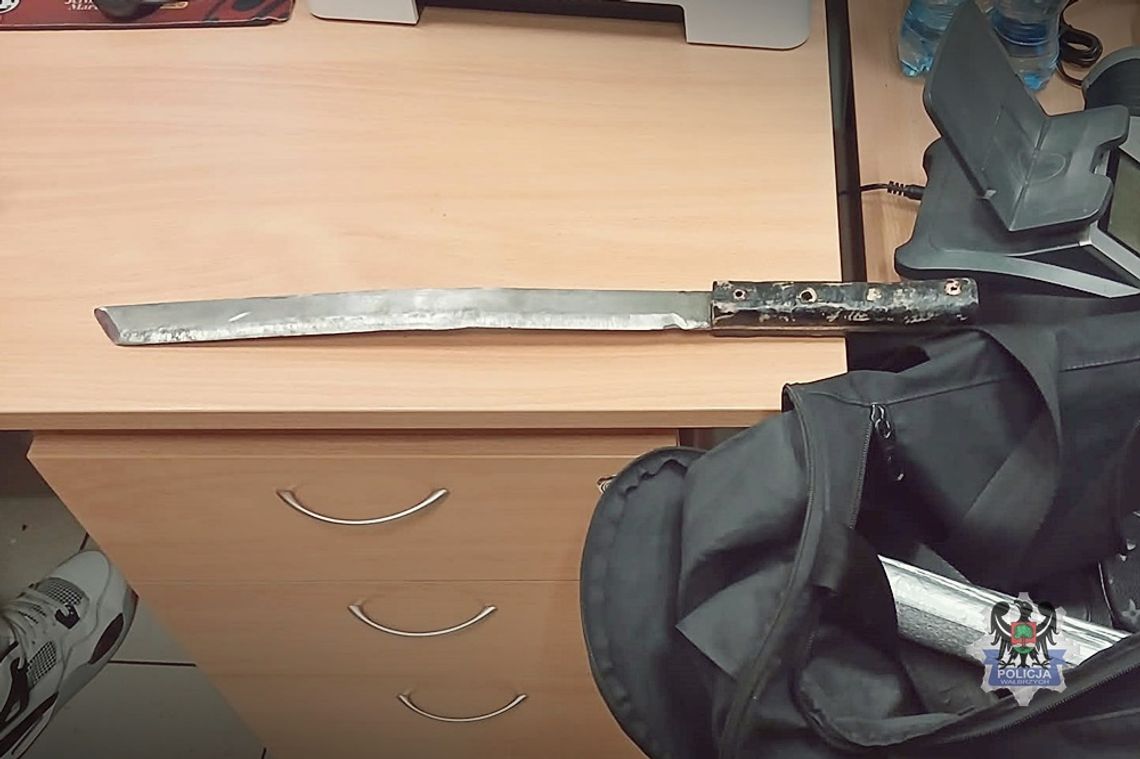 Wpadł na kradzieży sklepowej, a potem wyciągnął maczetą. 26-latek groził ochroniarzowi Wpadł na kradzieży sklepowej, a potem wyciągnął maczetą. 26-latek groził ochroniarzowi