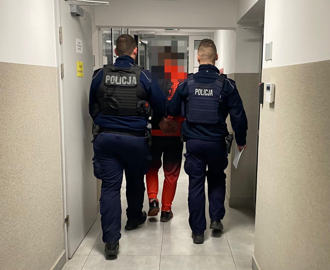 Wpadł na kradzieży zimnych ogni wartych 9 zł. Przyjechali policjanci i zabrali go do więzienia