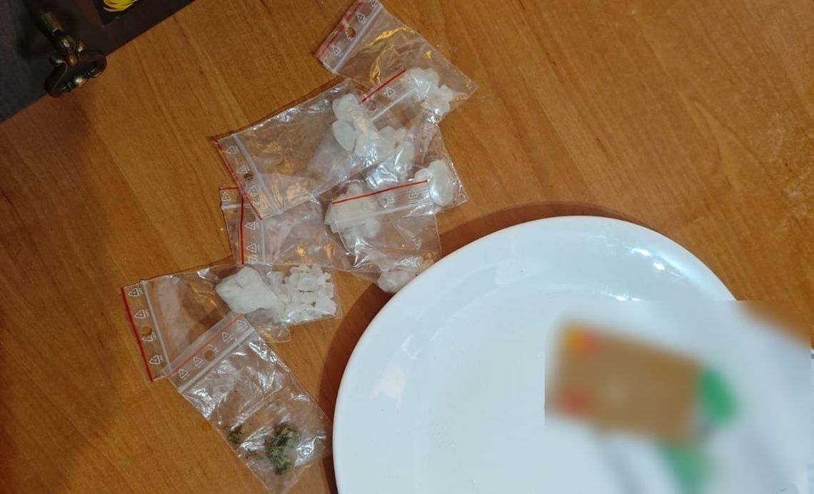 Wpadł z narkotykami, bo przechodził w miejscu niedozwolonym. Gdy podeszli policjanci, puściły mu nerwy Wpadł z narkotykami, bo przechodził w miejscu niedozwolonym. Gdy podeszli policjanci, puściły mu nerwy