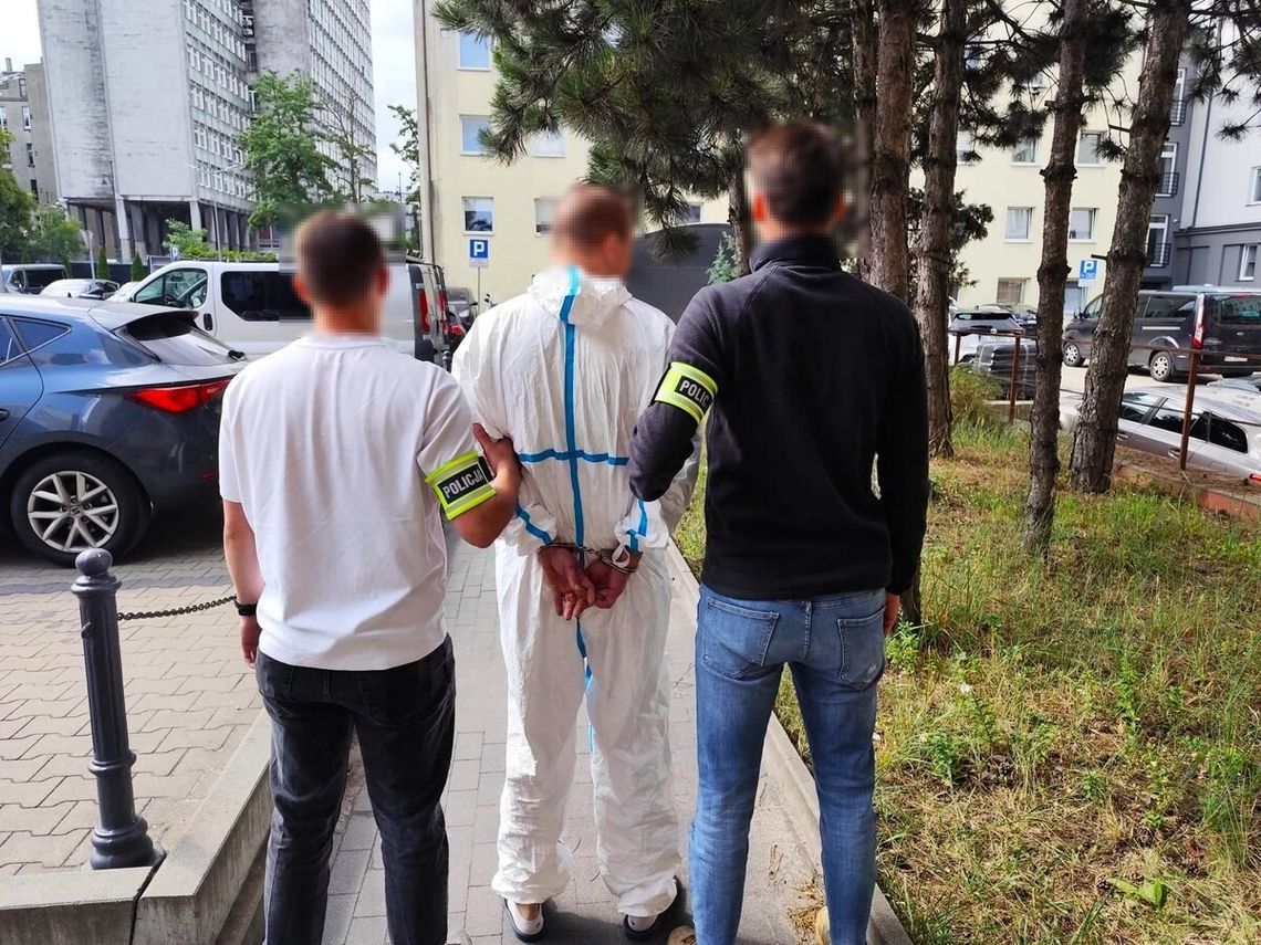 Wpadli podczas nocnego konwoju kradzionego Peugeota. Policjanci odzyskali auta warte 350 tysięcy złotych Wpadli podczas nocnego konwoju kradzionego Peugeota. Policjanci odzyskali auta warte 350 tysięcy złotych