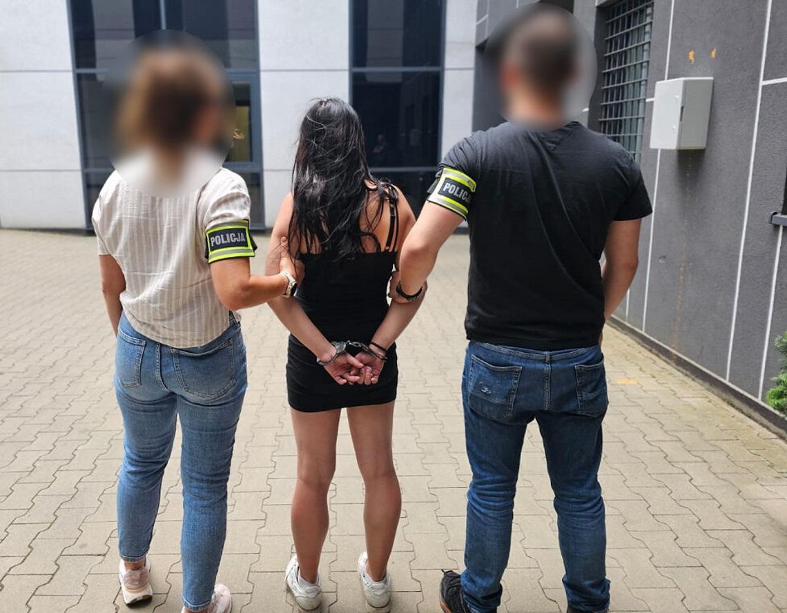 Wracał nad ranem z imprezy, dał się namówić na picie z nieznajomymi. Został pobity i okradziony