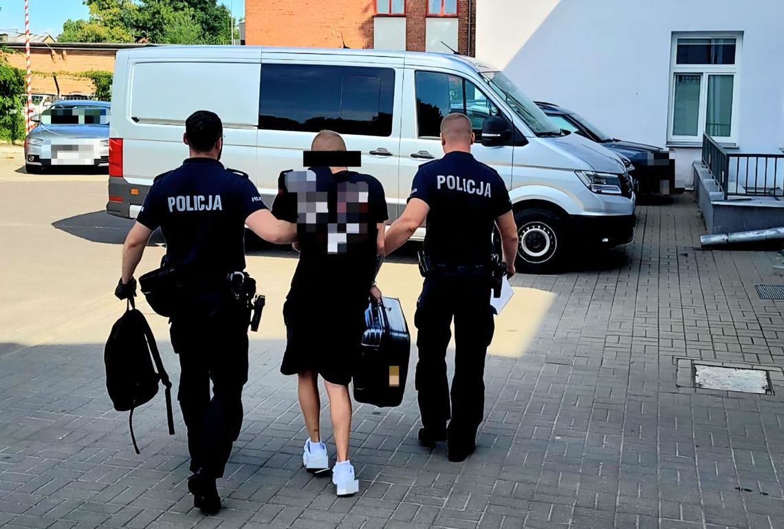 Wracał z Holandii, zatrzymali go w autobusie. Na widok policjantów udawał, że śpi
