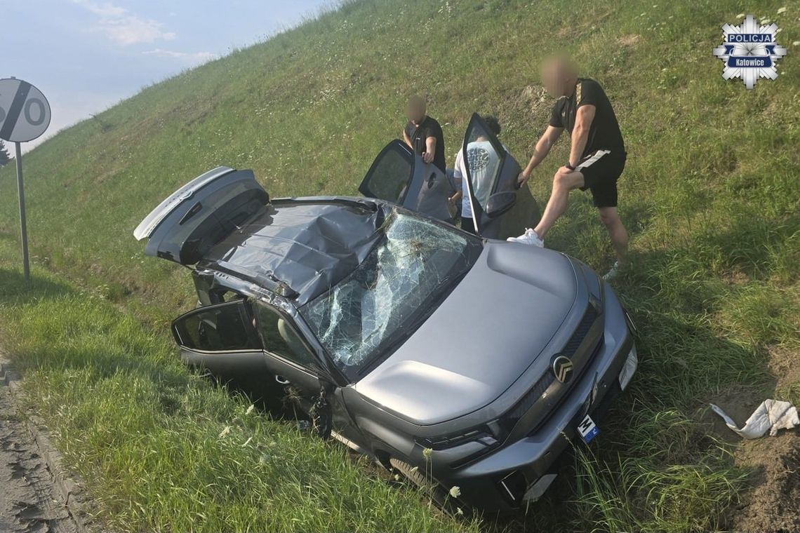 Wracali z akcji i zauważyli citroena w rowie. W środku było czworo obcokrajowców