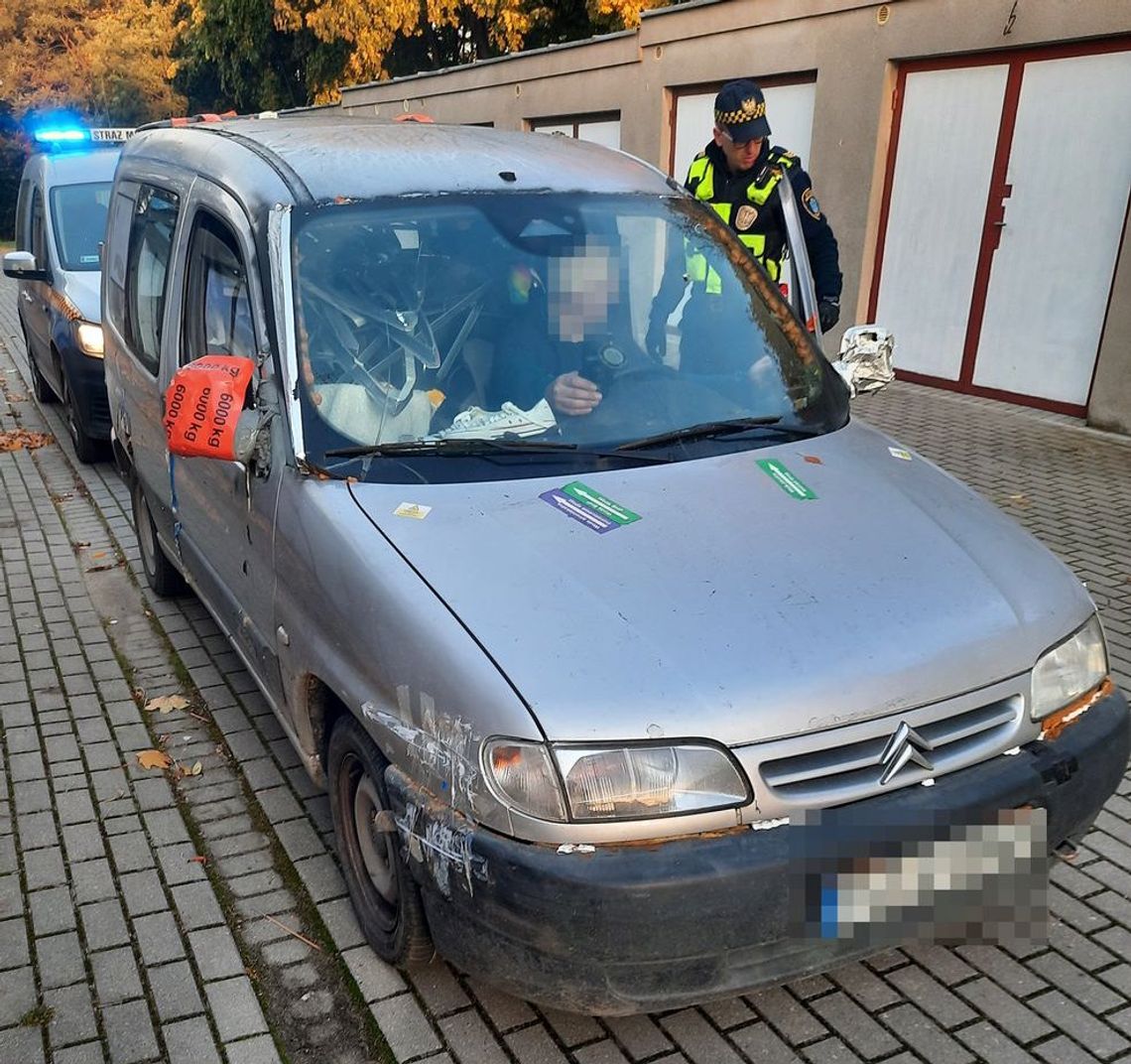 Wrak jak z postapokaliptycznego filmu. Strażnicy miejscy powstrzymali kierowcę przed jazdą Wrak jak z postapokaliptycznego filmu. Strażnicy miejscy powstrzymali kierowcę przed jazdą