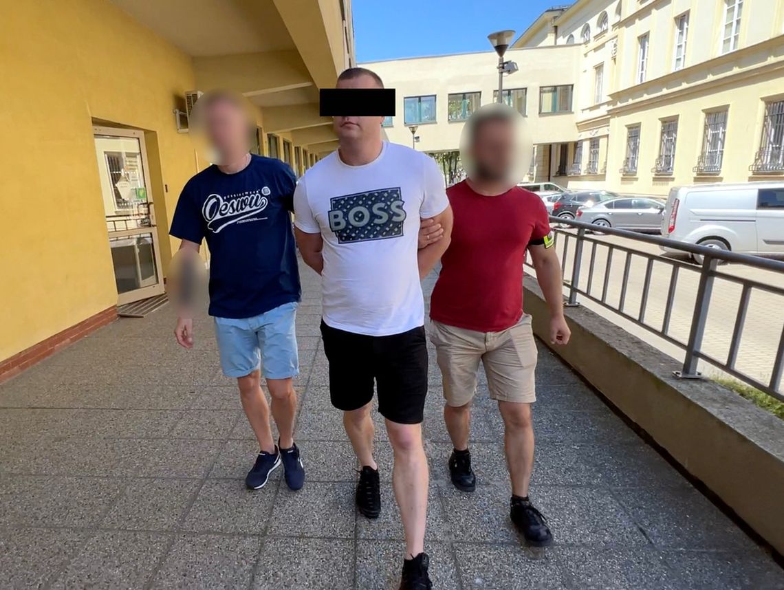 Wrócił do mieszkania z reklamówką amfetaminy, trafił na policjantów. Zlikwidowany magazyn narkotyków