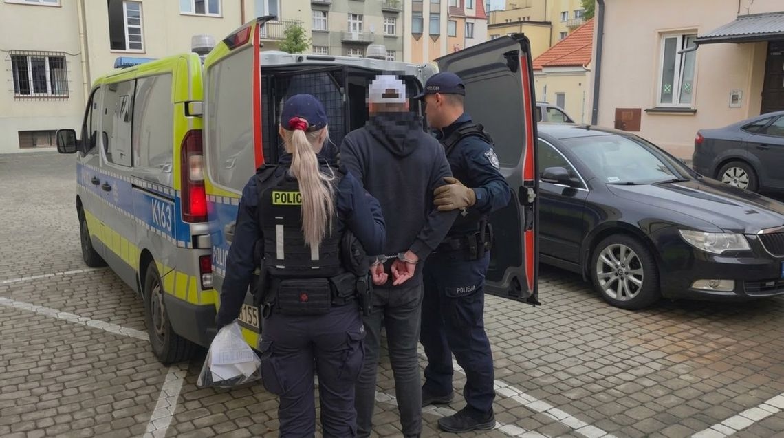 Wróciła z pracy i zobaczyła porysowaną maskę samochodu. Policjanci zatrzymali mężczyznę z monitoringu Wróciła z pracy i zobaczyła porysowaną maskę samochodu. Policjanci zatrzymali mężczyznę z monitoringu