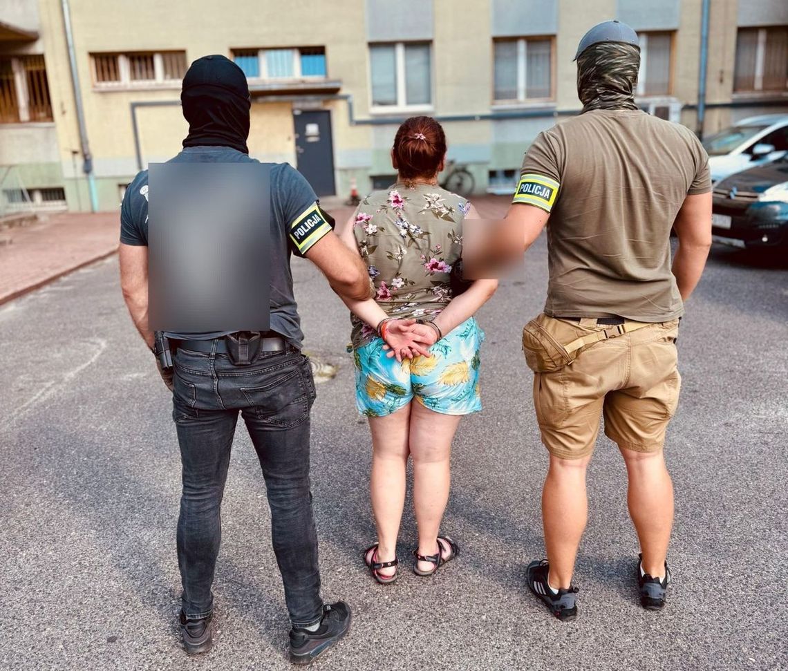 Wrzuciła szczeniaka do przenośnej toalety razem z szelkami i smyczą. Wyciągnęli go, ale nie przeżył