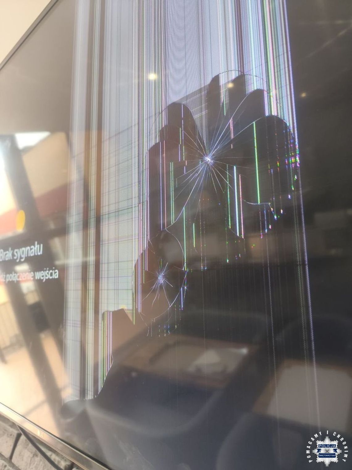 Wściekł się i rzucił butelką z piwem w telewizor w knajpie. Policjanci odnaleźli mężczyznę i teraz odpowie on za przestępstwo