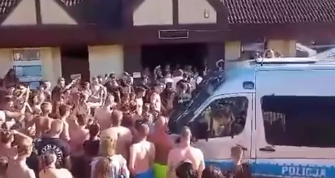 Wściekły tłum otoczył policjantów wyprowadzających zatrzymanych na basenie. Mieli niewłaściwie zachować się wobec dziecka