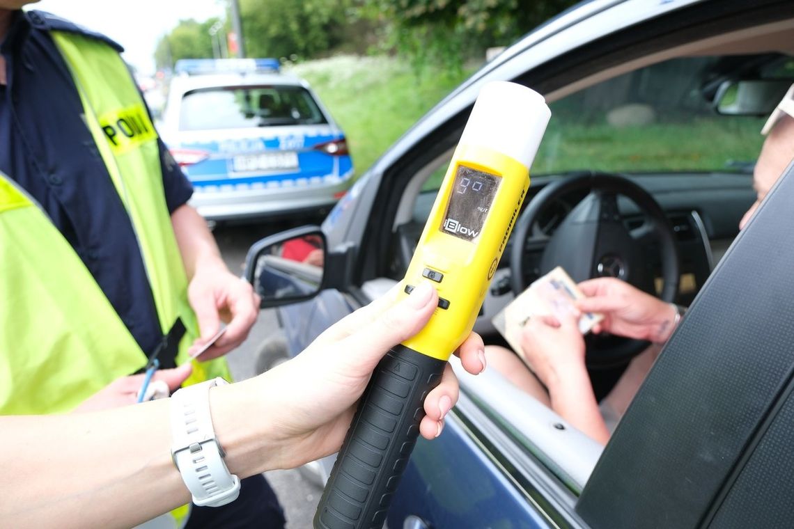 Wsiadł za kierownicę bez uprawnień i z dwoma promilami we krwi. Wraz z żoną jechali na wesele