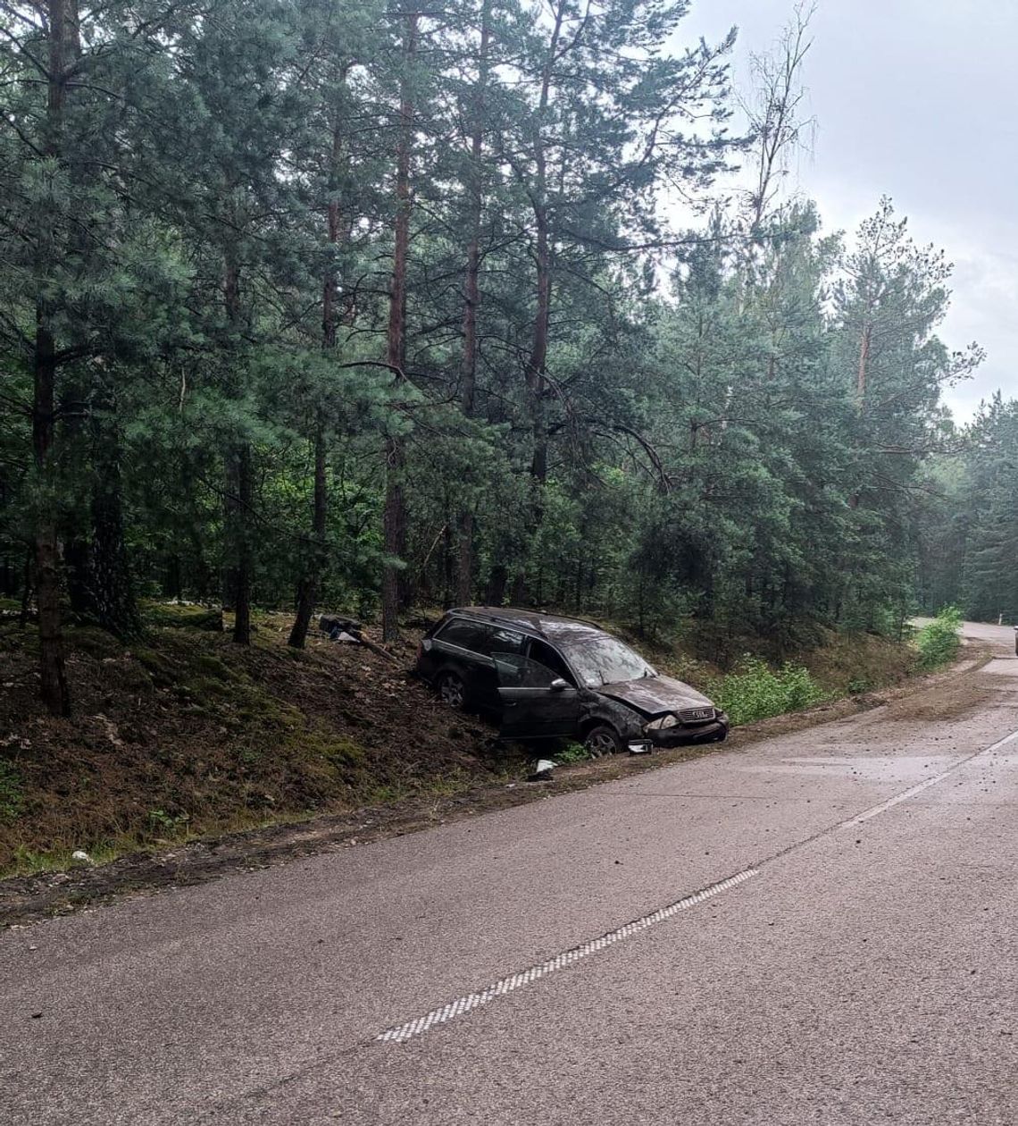 Wsiadł za kierownicę pijany, po narkotykach i złamał trzy sądowe zakazy. Audi wylądowało w rowie