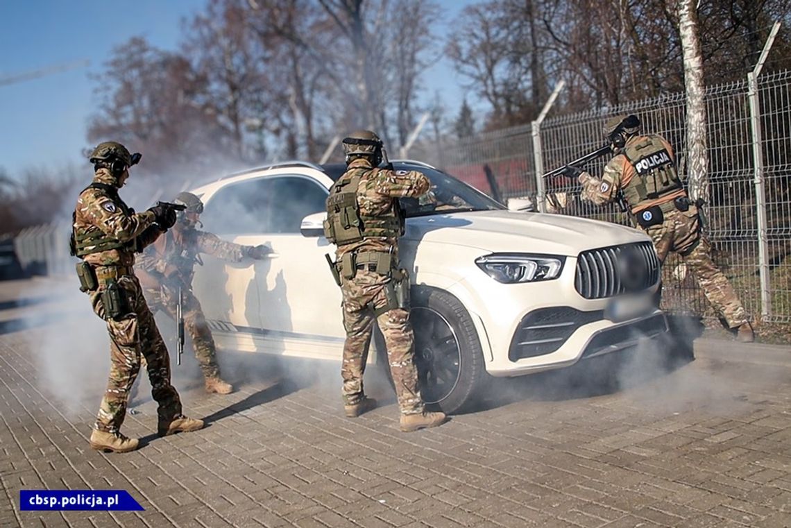 Wspólna akcja CBŚP i Amerykanów. Polski gang handlował psychotropami [WIDEO, ZDJĘCIA]