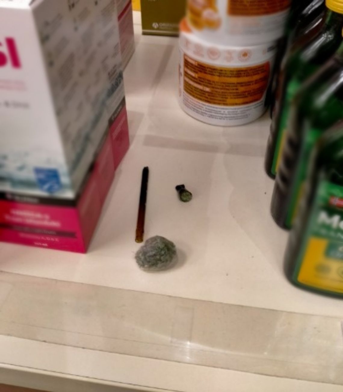 Wszedł do apteki i położył na półce marihuanę z lufką. Pracownicy wezwali policję Wszedł do apteki i położył na półce marihuanę z lufką. Pracownicy wezwali policję