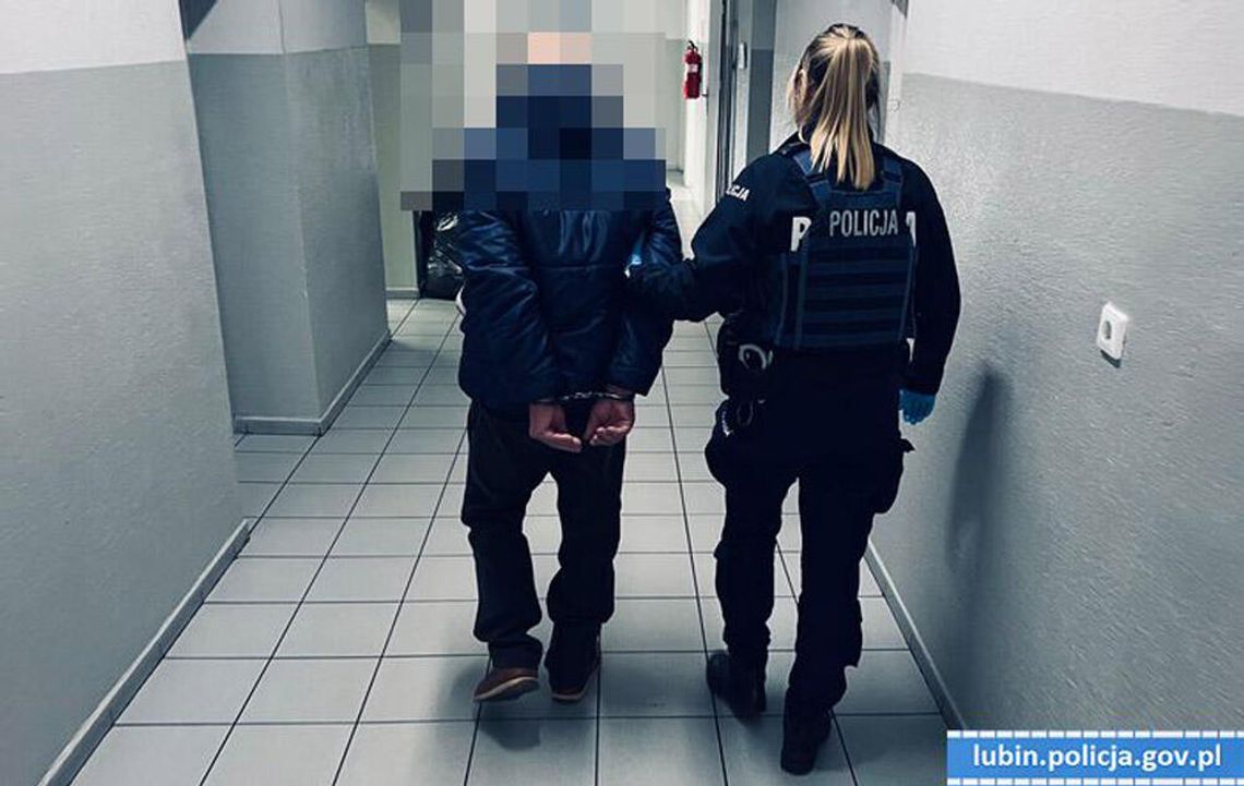 Wszedł do czyjegoś domu i buszował w lodówce. Złodziej został złapany z kiełbasą w ręku Wszedł do czyjegoś domu i buszował w lodówce. Złodziej został złapany z kiełbasą w ręku