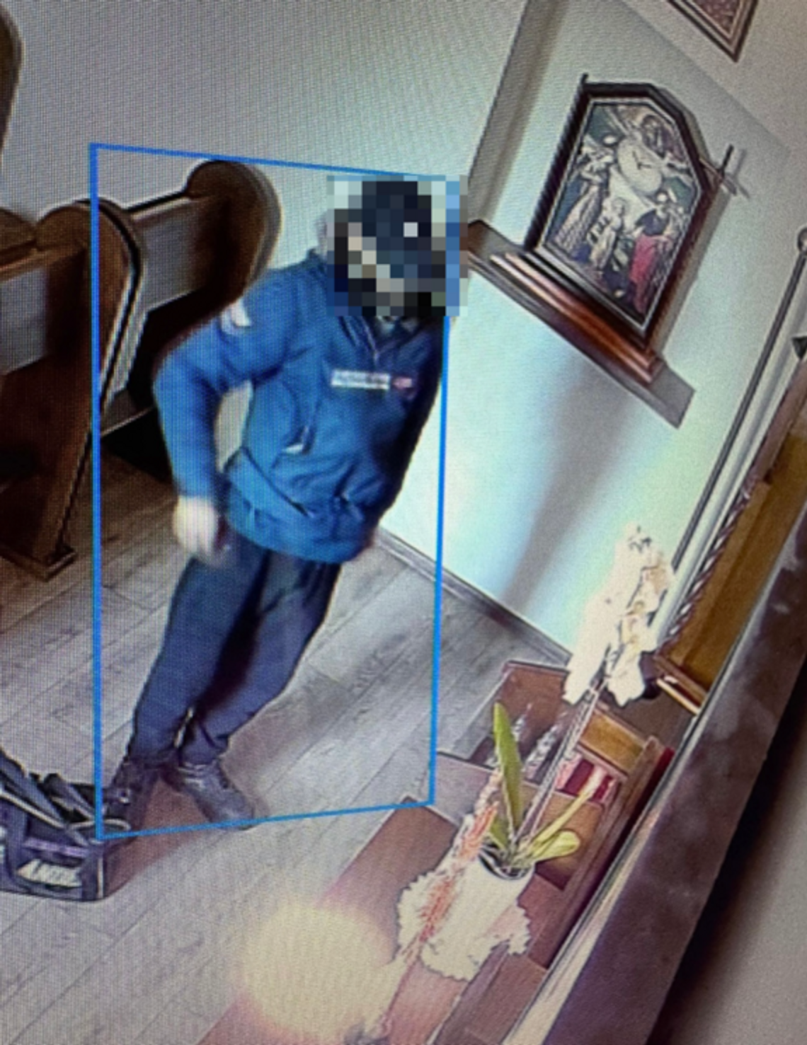 Wszedł do kaplicy, ale nie zamierzał się modlić. Mężczyzna otworzył skarbonę i zabrał pieniądze Wszedł do kaplicy, ale nie zamierzał się modlić. Mężczyzna otworzył skarbonę i zabrał pieniądze