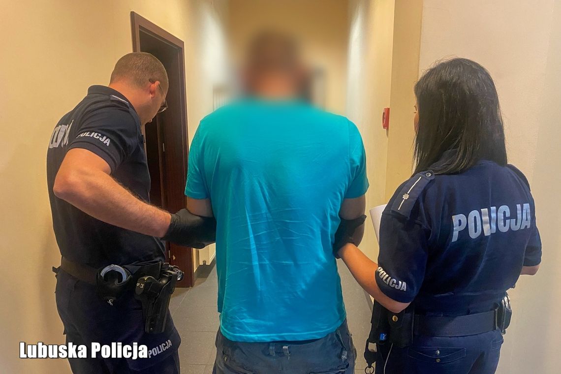 Wszedł na posesję z nożem i siekierą, a potem rzucił się na samochody. Okazało się, że powinien siedzieć w więzieniu Wszedł na posesję z nożem i siekierą, a potem rzucił się na samochody. Okazało się, że powinien siedzieć w więzieniu