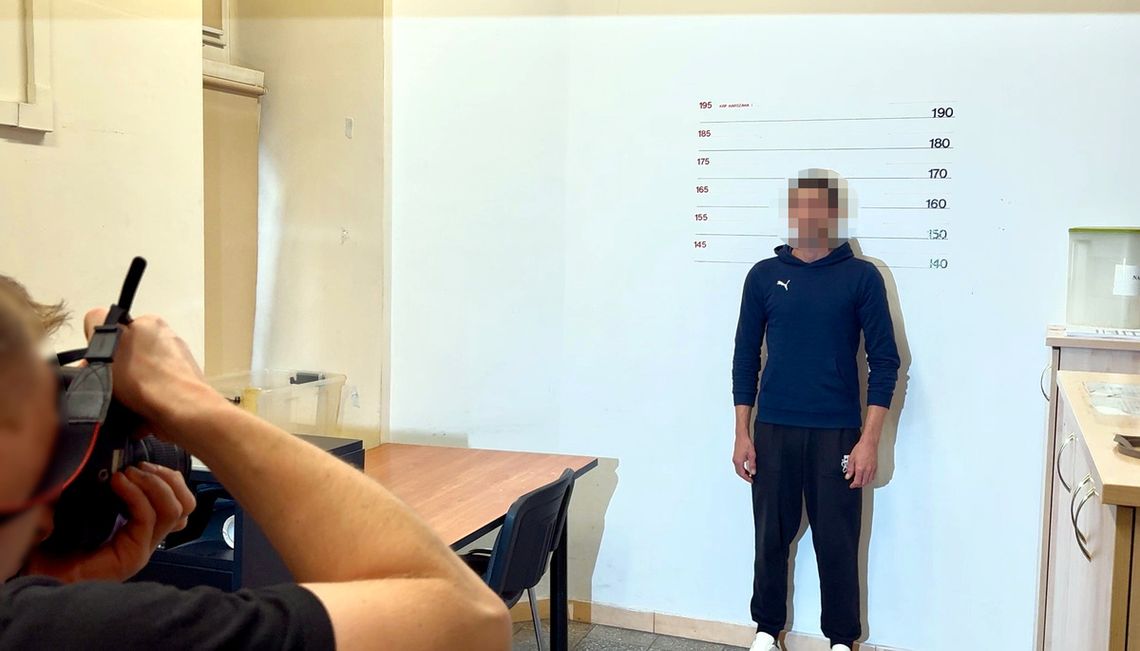Wszedł na samochód i urządził sobie spacer po karoserii. 41-letni Gruzin skończył w areszcie Wszedł na samochód i urządził sobie spacer po karoserii. 41-letni Gruzin skończył w areszcie