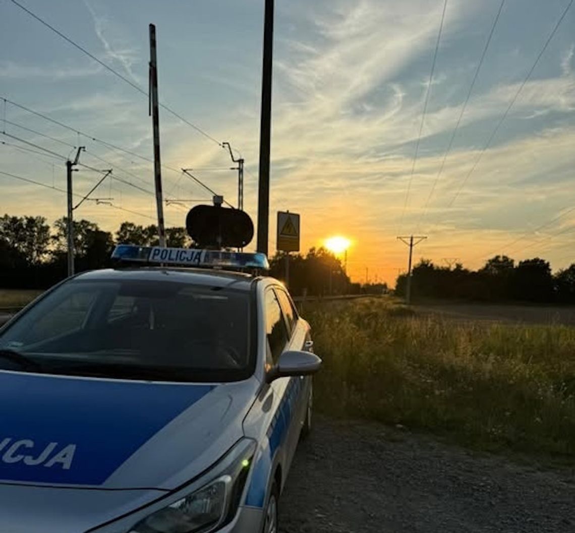 Wszedł na tory mimo opuszczonych szlabanów. Mężczyzna zginął pod kołami pociągu
