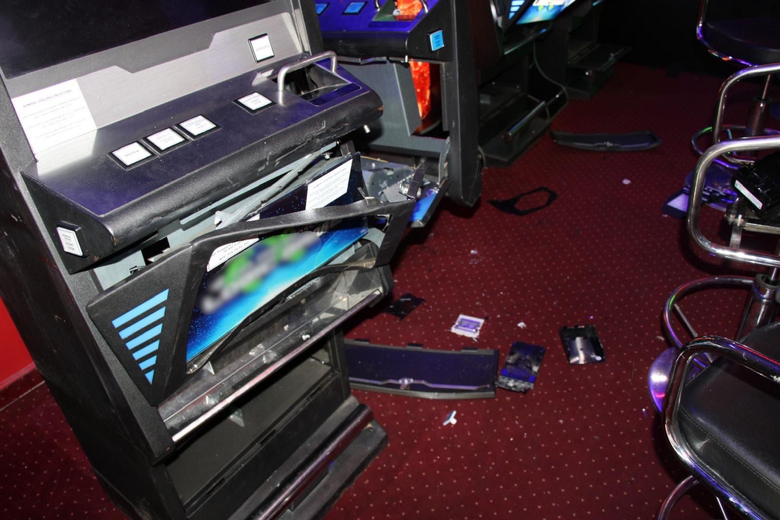 Wszedł, pograł i nagle zaczął demolować automaty. Mężczyzna uciekł z pieniędzmi