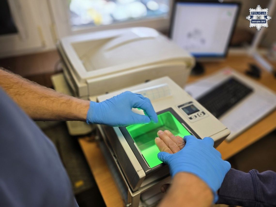 Wszedł przez okno i napadł mieszkańców. Pobił mężczyznę na oczach jego matki i splądrował dom