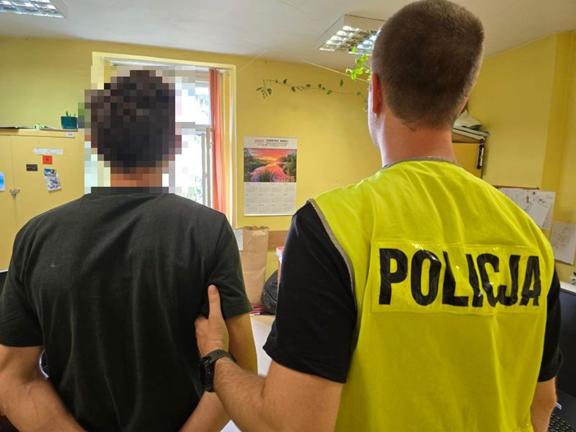 Wtargnął na cudzą posesję, wybił szybę i ukradł dwie butelki alkoholu o wartości 5 tysięcy złotych