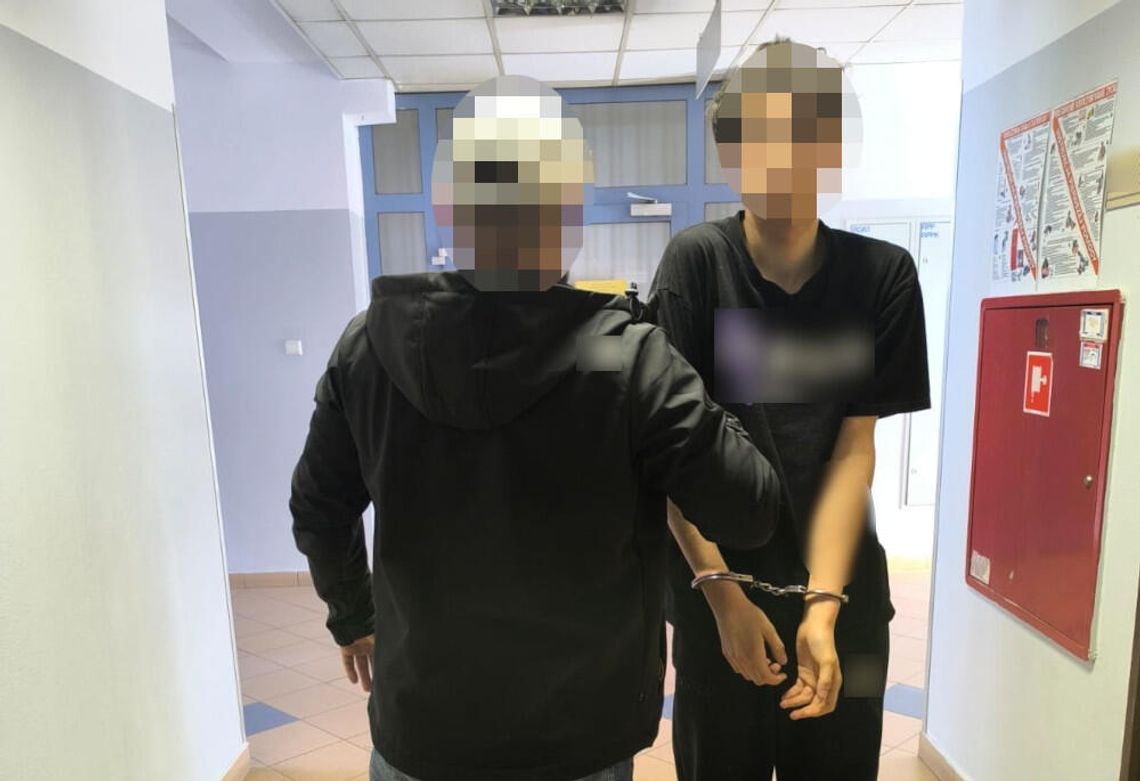 Wtargnęli do domu, sterroryzowali mężczyznę maczetą i kazali mu klęczeć. Zatrzymani sprawcy rozboju