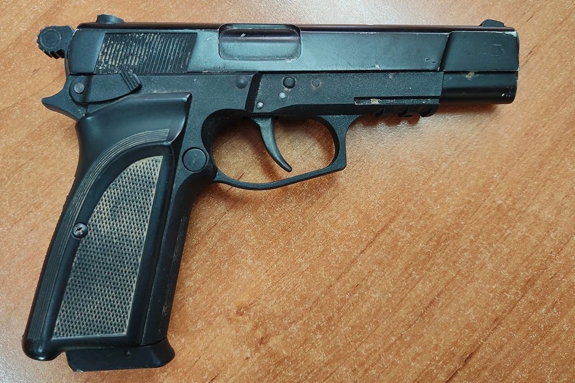 Wtargnęli na szkolne boisko i wyzywali ludzi grających w piłkę. 20-latek wyciągnął pistolet i nóż