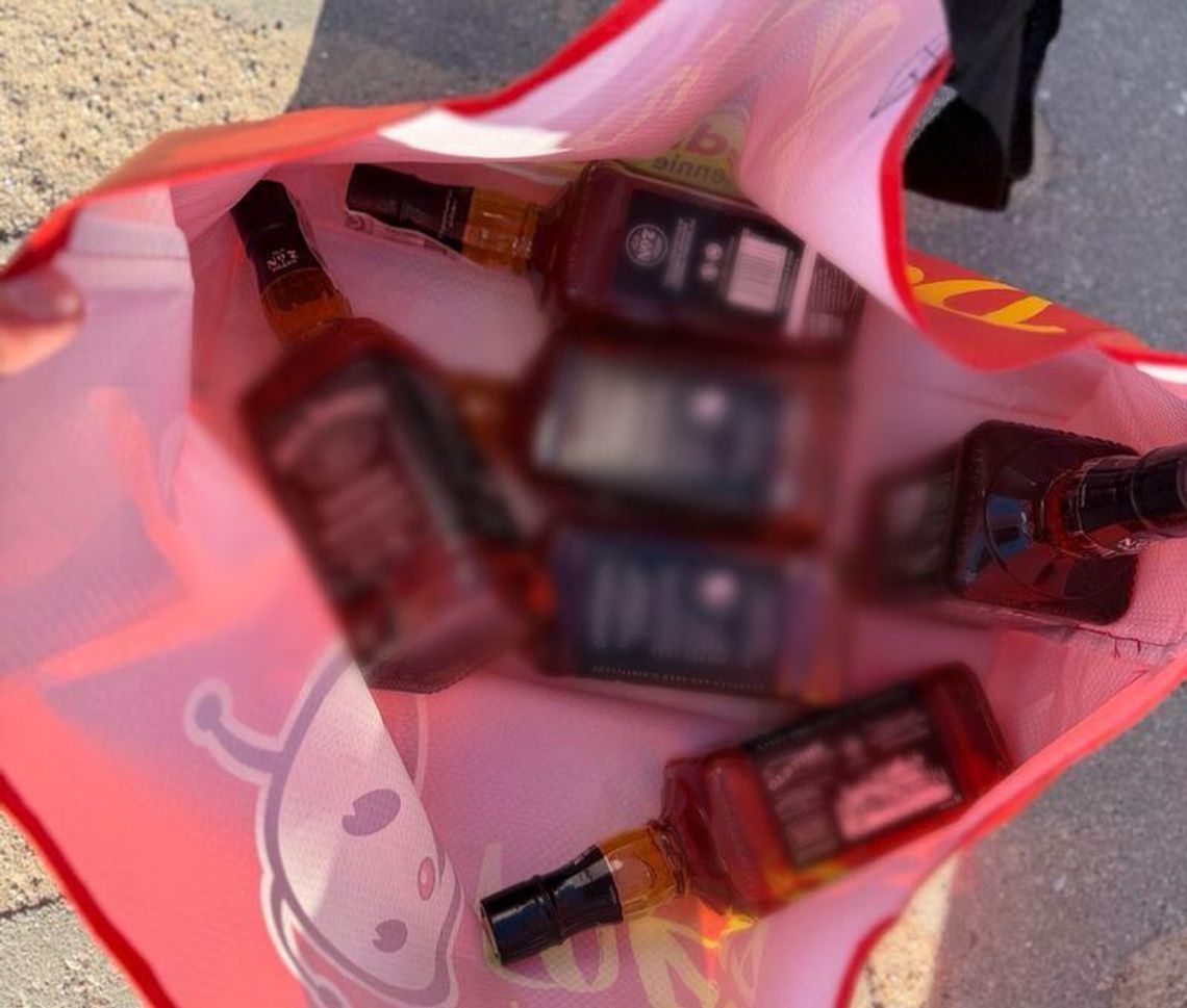 Wybiegł ze sklepu z torbą whisky. Obezwładniła go policjantka po służbie Wybiegł ze sklepu z torbą whisky. Obezwładniła go policjantka po służbie