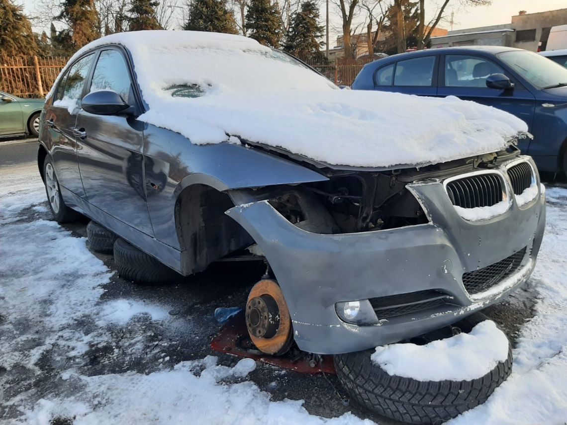 Wybijali szyby w samochodach i rabowali przedmioty ze środka. Trzej obcokrajowcy zatrzymani