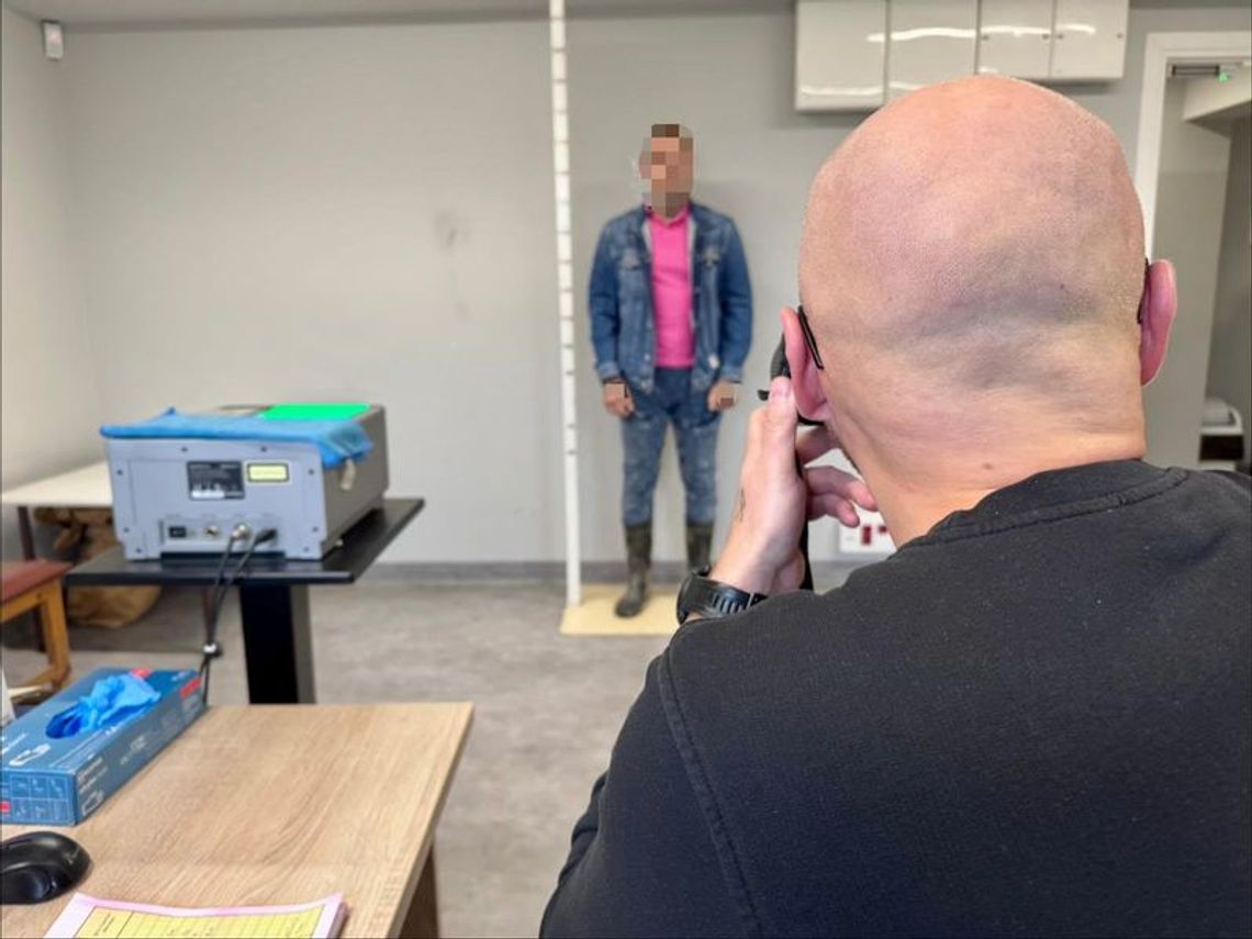 Wybił szybę łokciem, zabrał bukiet i uciekł. Policjanci rozpoznali go po różowej koszuli i brudnych kaloszach Wybił szybę łokciem, zabrał bukiet i uciekł. Policjanci rozpoznali go po różowej koszuli i brudnych kaloszach