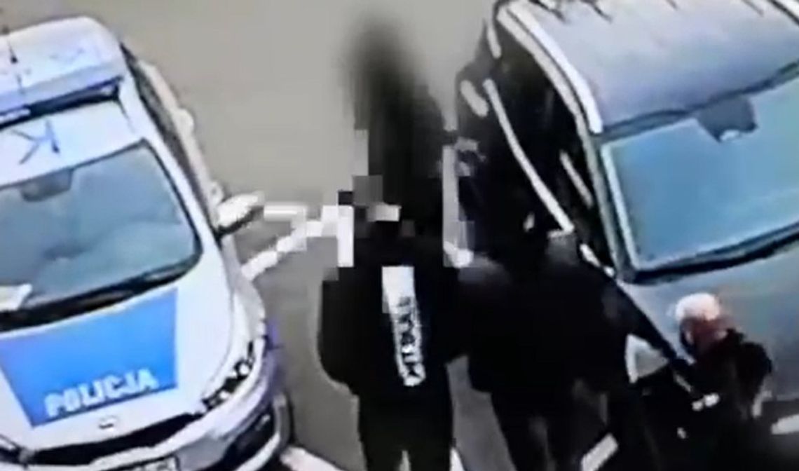 Wybił szybę, wszedł do domu i zaatakował mieszkańców gazem. Ukradł notes, po czym uciekł Wybił szybę, wszedł do domu i zaatakował mieszkańców gazem. Ukradł notes, po czym uciekł