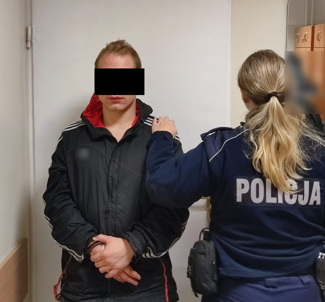 Wybił szybę, zabrał alkohol i wrócił do mieszkania. Policjanci znaleźli go po śladach krwi na śniegu