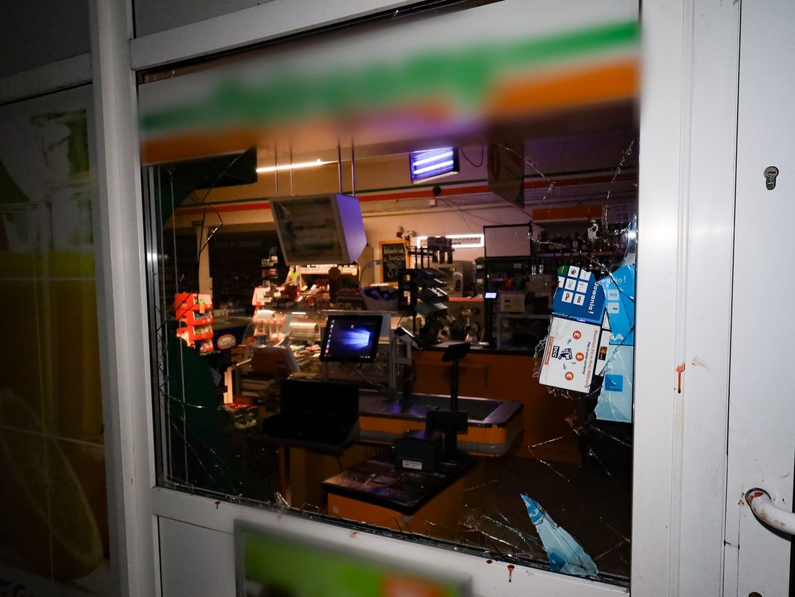 Wybili szybę kostką brukową i ukradli 72 piwa. Nie zdążyli wypić nawet jednego, grozi im więzienie