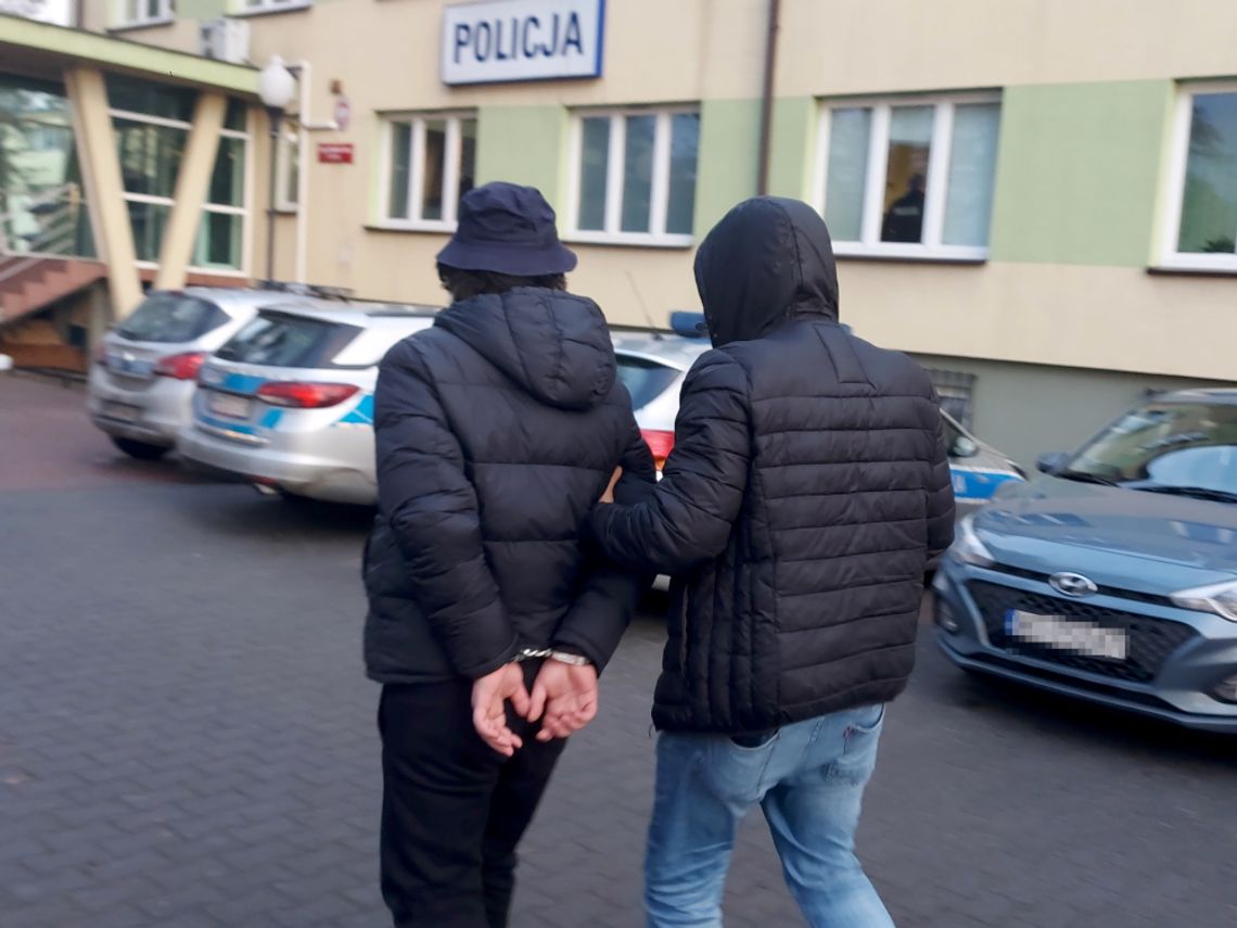 Wybili szybę w aucie i ukradli torebkę z 20 tysiącami złotych. Dzień później złapali ich policjanci