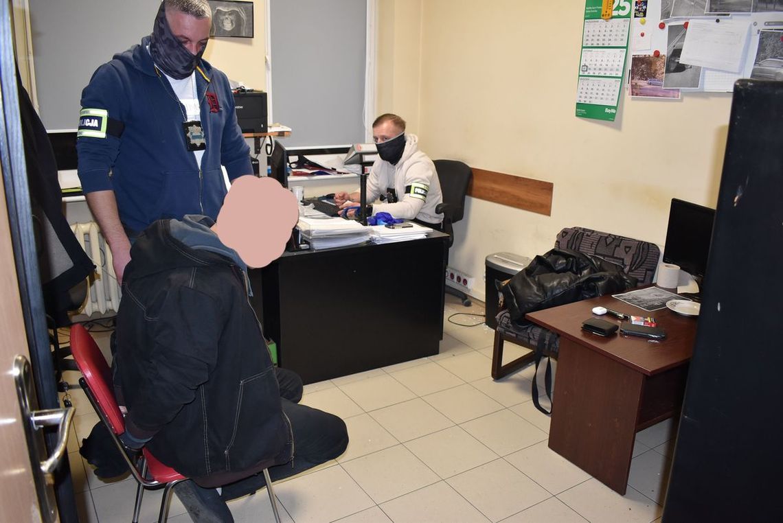 Wybili szybę w drzwiach balkonowych i splądrowali mieszkanie. Dwaj Gruzini zatrzymani